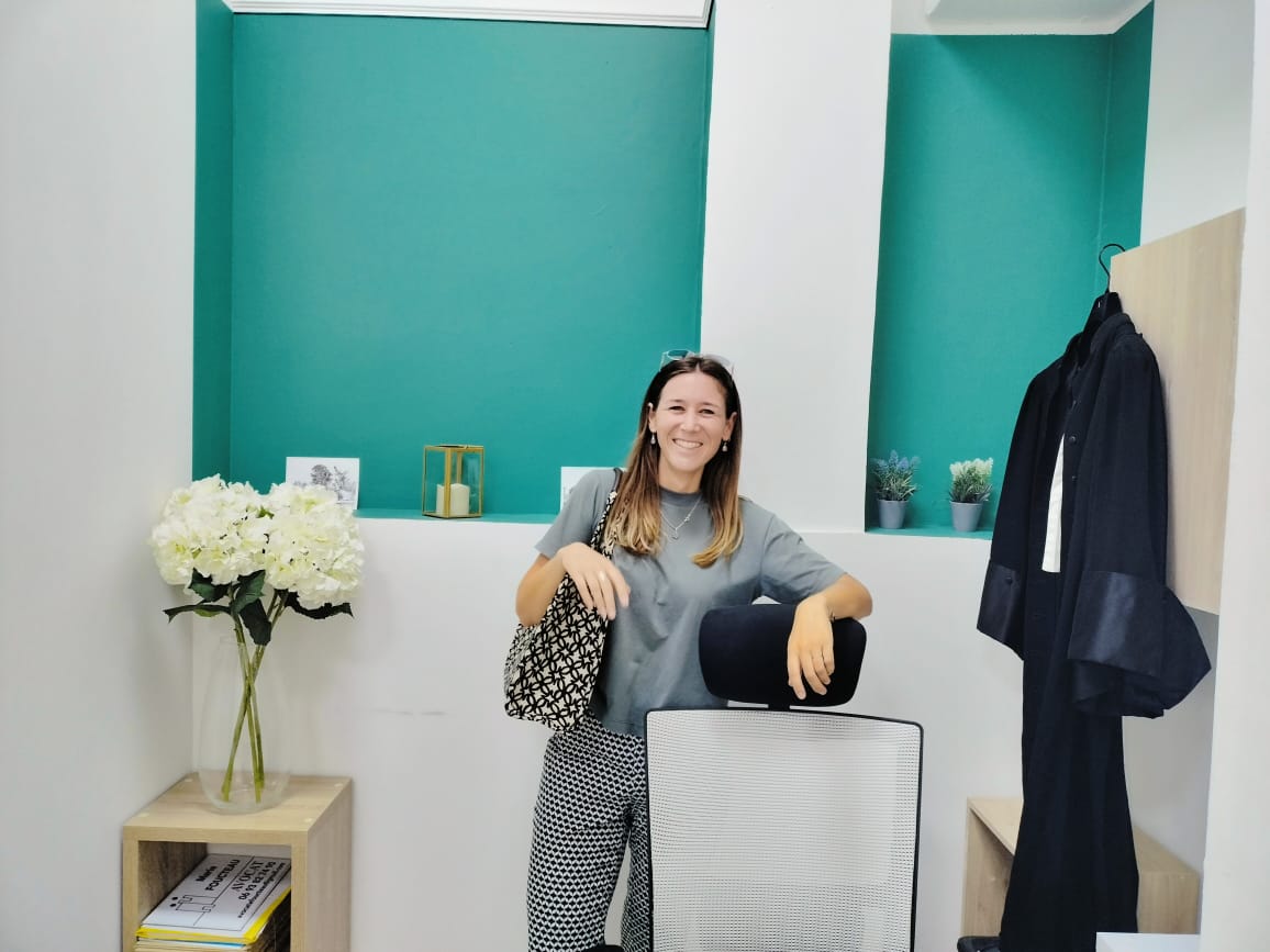 Maitre Claire Briaud travaillant à son bureau dans son cabinet d'avocat à Saint-Pierre de la Réunion